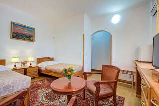 Отели типа «постель и завтрак» ABK Boutique Hotel Бишкек Двухместный номер с 2 отдельными кроватями и ванной комнатой-2
